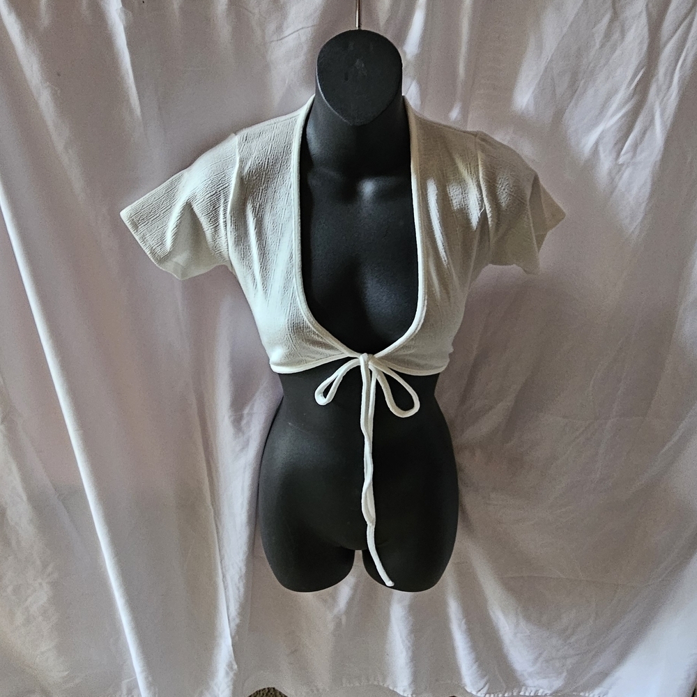 PrettyLittleThing Cream Tie-Front Crop Top
